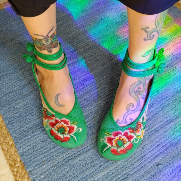 Cute Green Embroidered Sandals - Picture 2 of 7